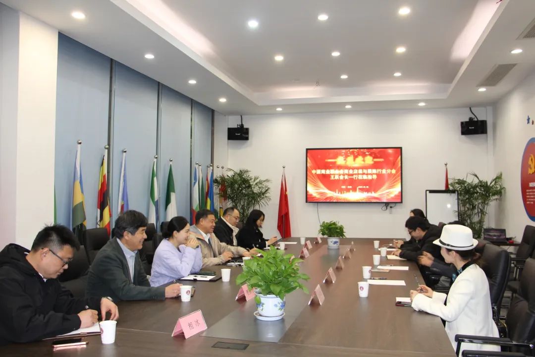 中國(guó)商聯(lián)商業(yè)店裝與展陳行業(yè)分會(huì)會(huì)長(zhǎng)王躍一行到訪浙江工商大學(xué)創(chuàng)業(yè)園參觀交流、共促發(fā)展