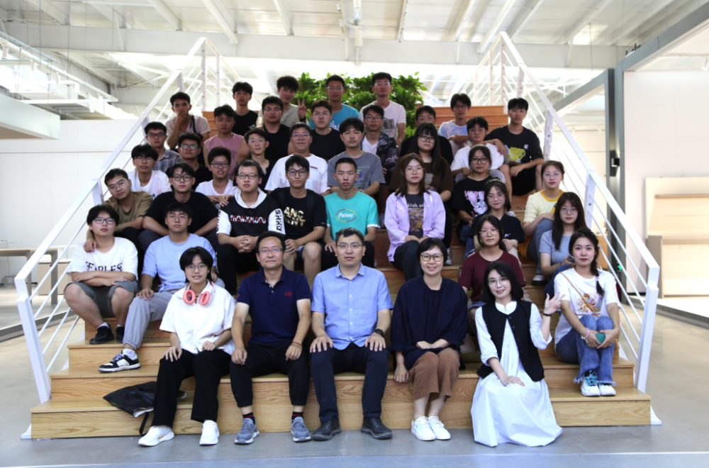 石家莊鐵道大學工業(yè)設計系師生到常宏產(chǎn)業(yè)園參觀考察