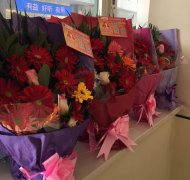 花送雷鋒手，情暖雷鋒心——“萬朵鮮花送雷鋒”活動(dòng)溫暖落幕
